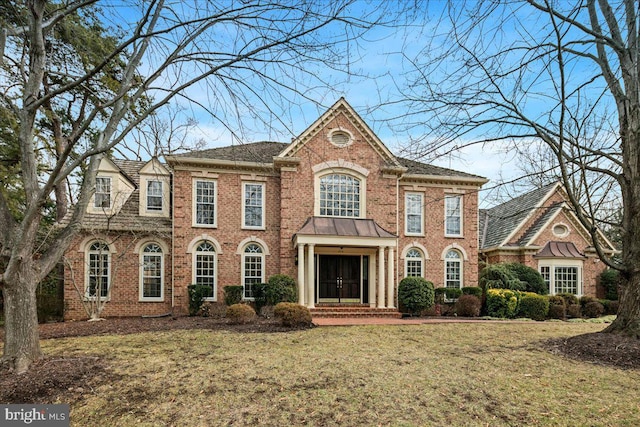 view of front facade with a front yard