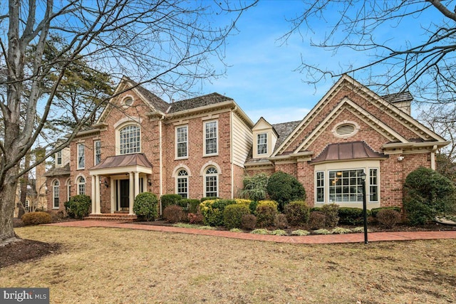 view of front facade featuring a front yard