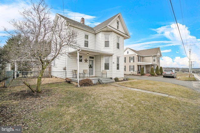 view of front facade featuring a front yard and covered porch