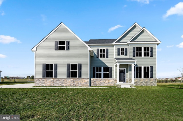 view of front of home featuring a front yard