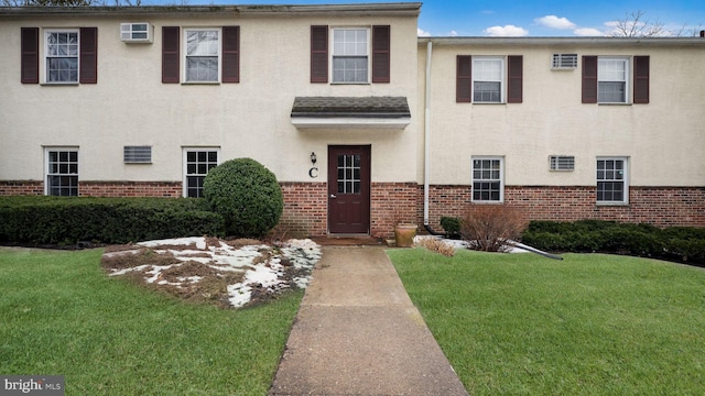 view of front of house with a front lawn