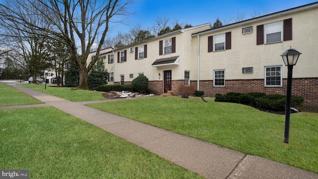 view of front of house featuring a front lawn