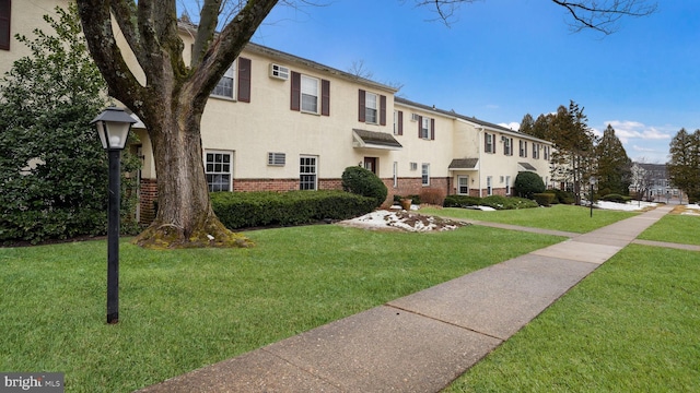 view of property's community featuring a lawn