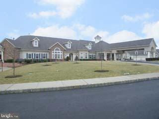 view of front of house featuring a front yard