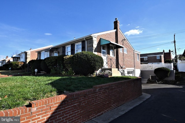 view of front facade with a front lawn