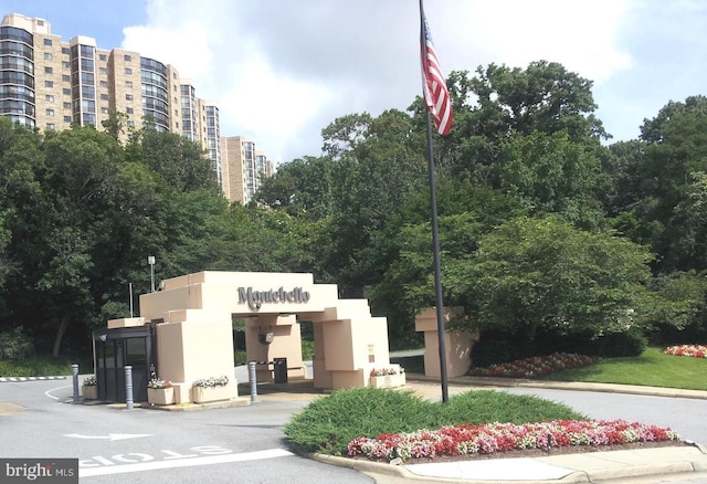 view of building exterior featuring a city view