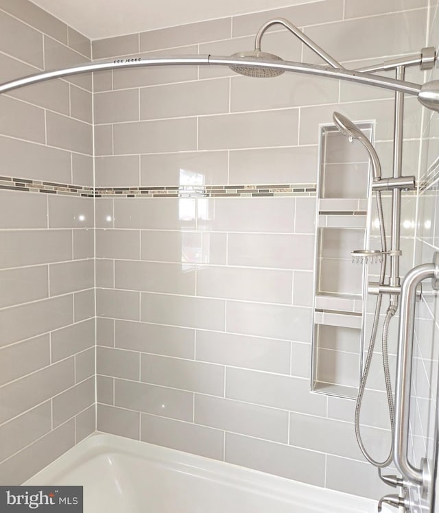 bathroom featuring tiled shower / bath combo