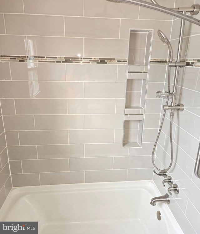 bathroom with tiled shower / bath