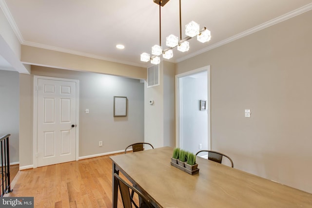 dining space with recessed lighting, baseboards, crown molding, and light wood-style flooring