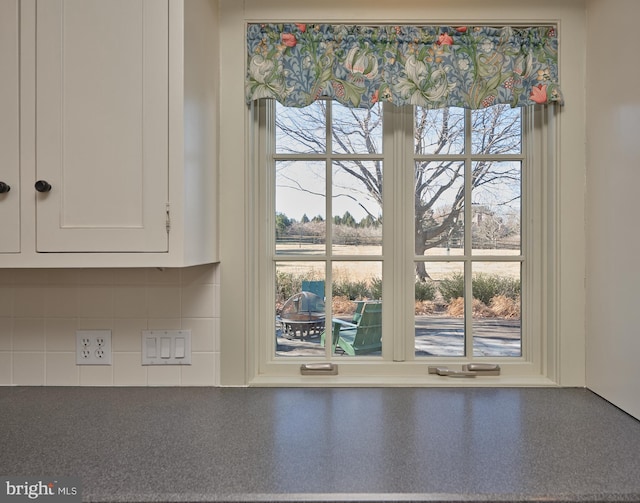 room details featuring backsplash