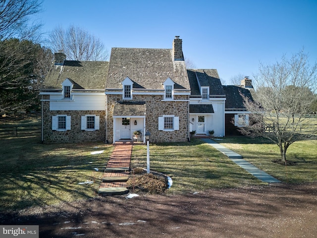 view of front of property featuring a front yard