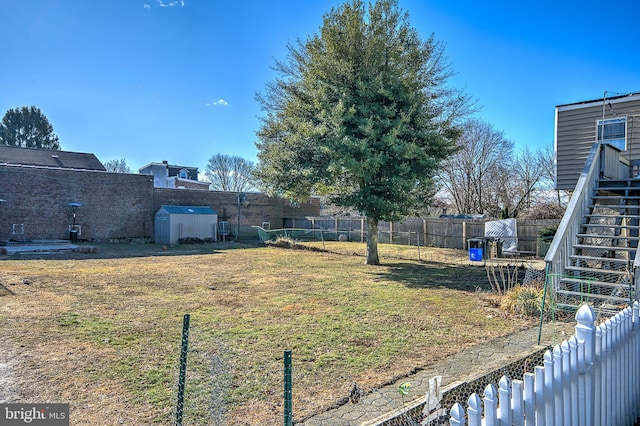 view of yard with a storage unit