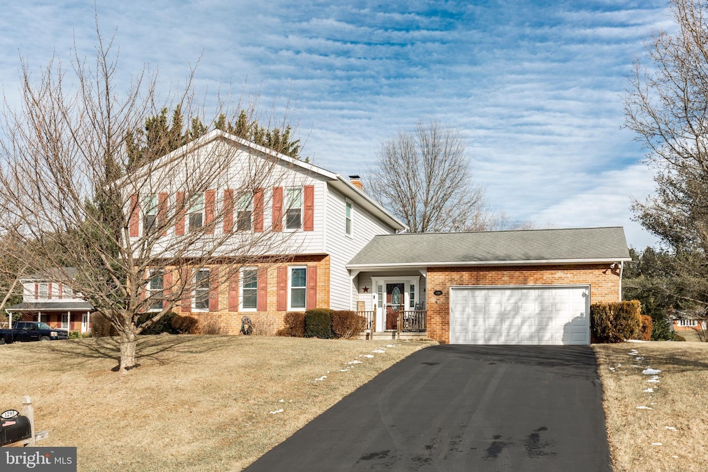 view of front property featuring a garage