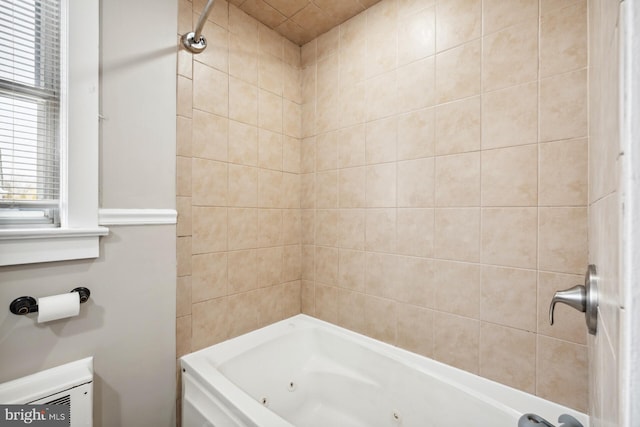 bathroom featuring tiled shower / bath combo