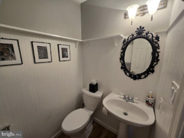 bathroom with sink, a chandelier, and toilet