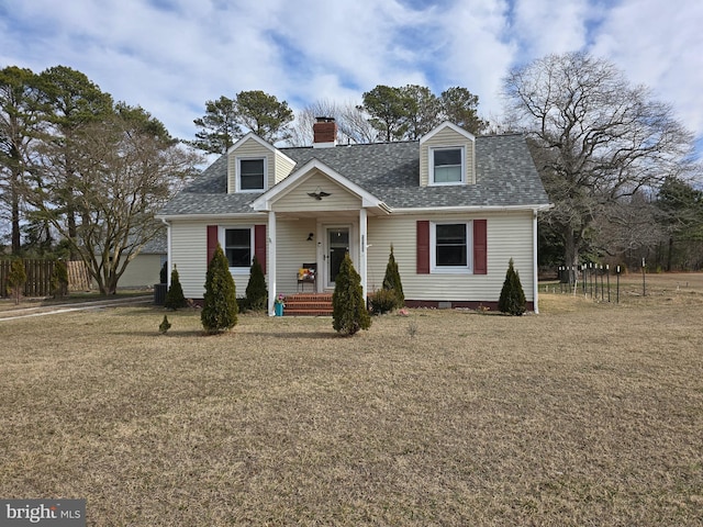 cape cod house featuring a front lawn