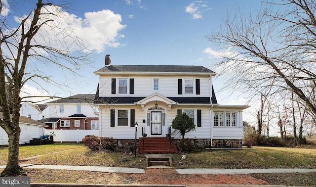 view of front of property featuring a front yard