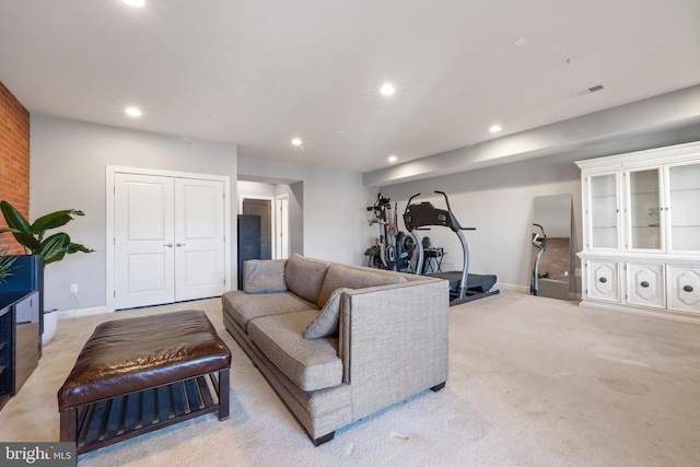 living area featuring light carpet, baseboards, visible vents, and recessed lighting