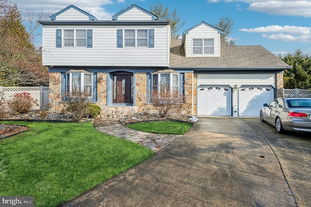 view of front of property featuring a front lawn