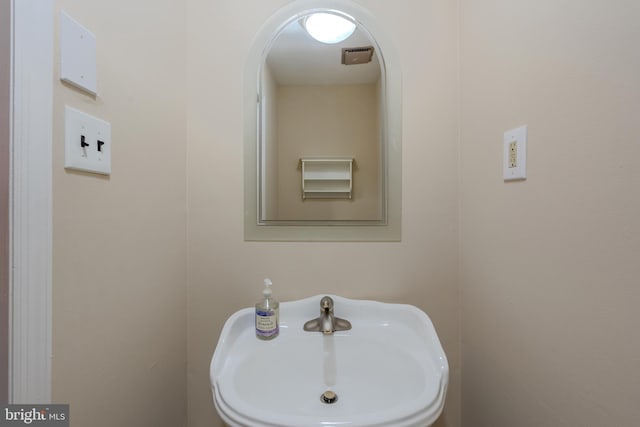 bathroom featuring sink