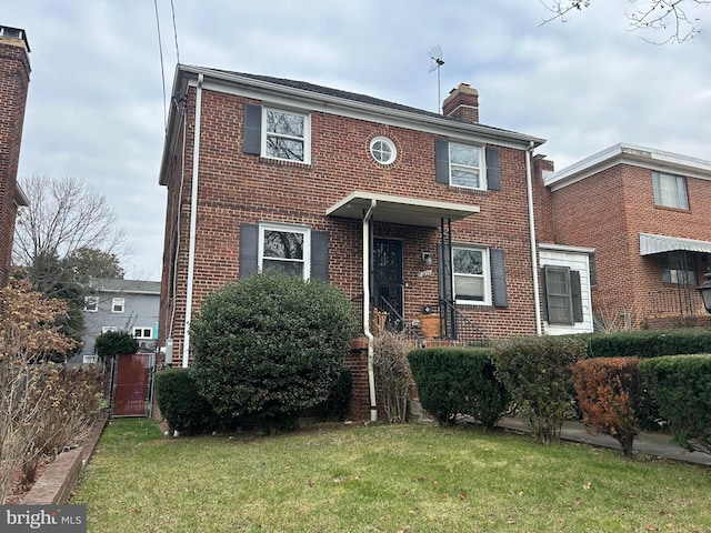 view of front of property featuring a front lawn