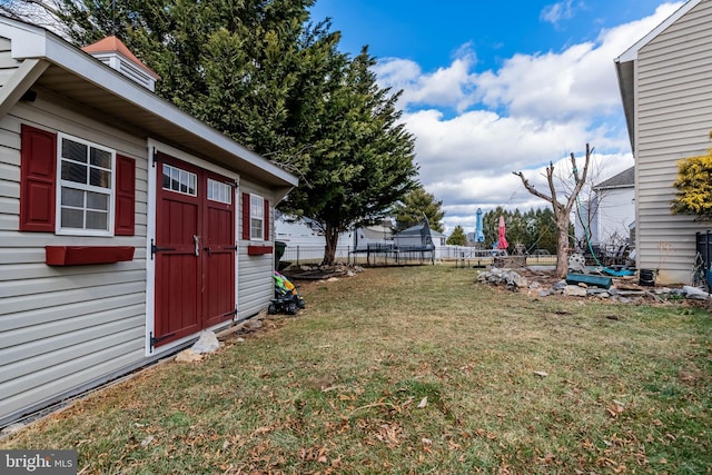 view of yard featuring a shed