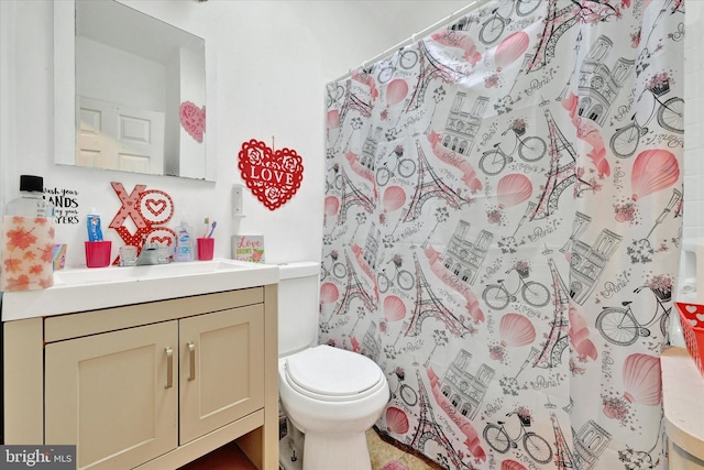 bathroom featuring a shower with curtain, vanity, and toilet