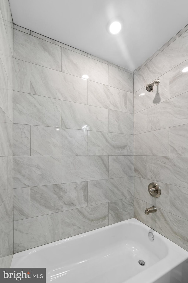 bathroom with tiled shower / bath combo