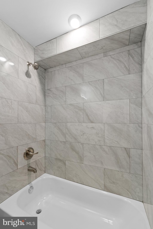 bathroom featuring tiled shower / bath