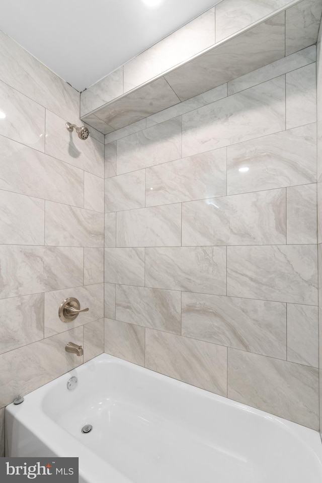 bathroom with tiled shower / bath