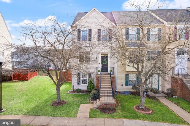 view of front of home featuring a front yard