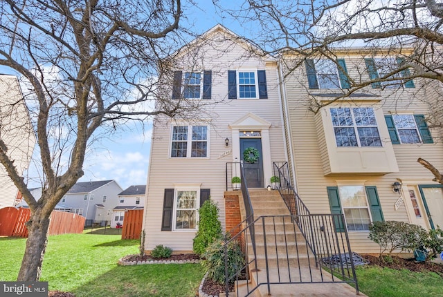 townhome / multi-family property featuring a front yard