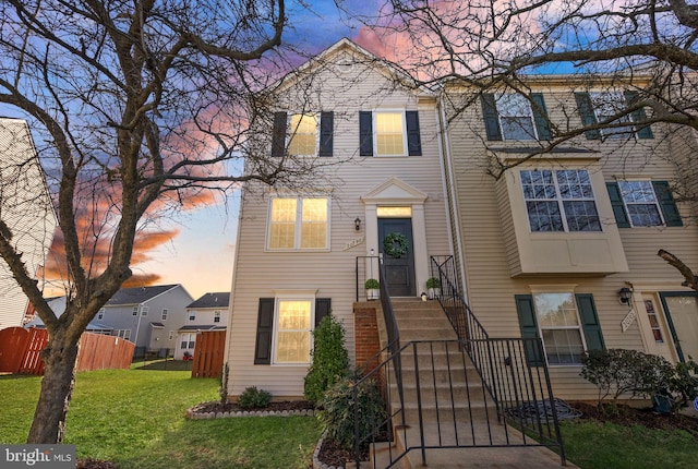 view of front facade with a yard