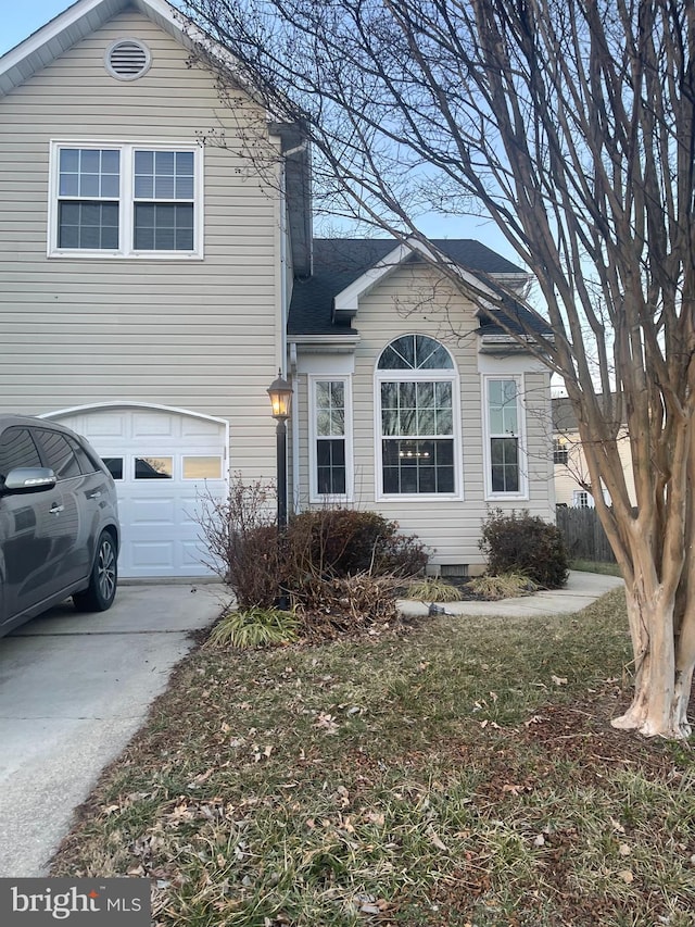 view of front facade featuring a garage