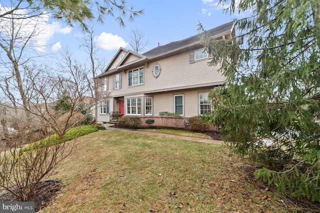 view of front of home featuring a front yard