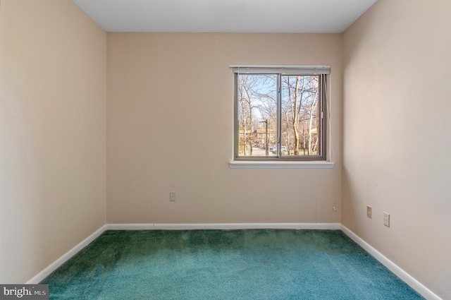 unfurnished room featuring carpet floors