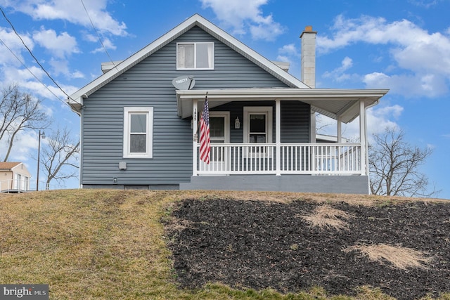 view of front of home featuring a porch and a front yard