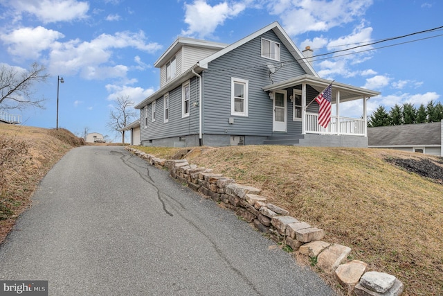 view of front of home featuring a front lawn and covered porch