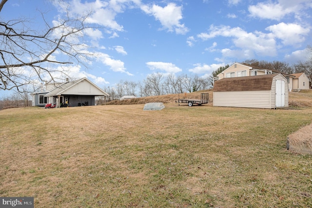 view of yard featuring a storage shed