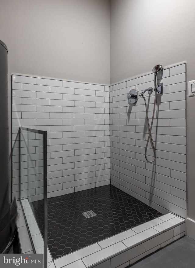 bathroom featuring tiled shower