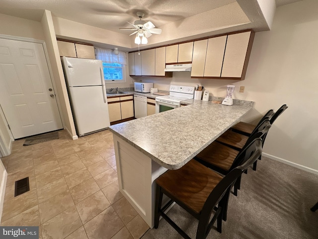 kitchen featuring sink, white appliances, kitchen peninsula, and ceiling fan