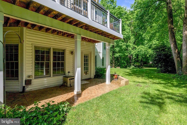 view of grassy yard with a patio
