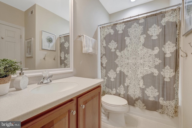 full bathroom featuring vanity, toilet, and a shower with curtain