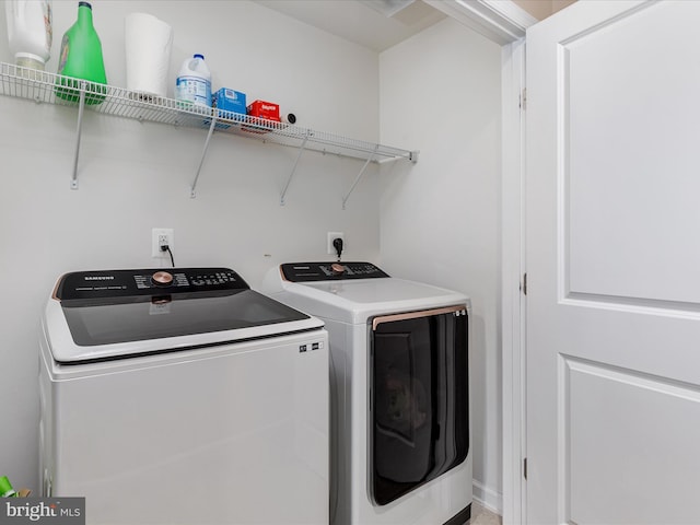 washroom featuring washing machine and clothes dryer