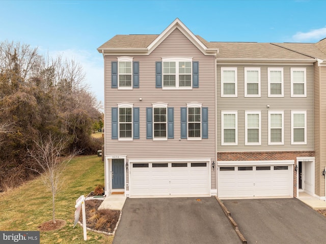 view of front facade featuring a garage and a front yard