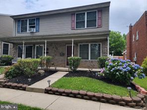 view of front of house featuring a front yard and covered porch