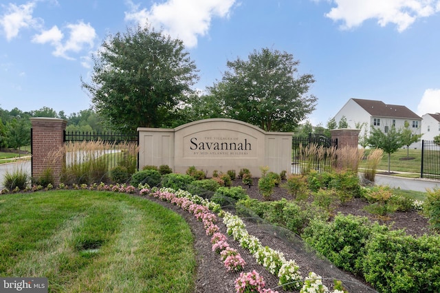 community / neighborhood sign featuring a yard