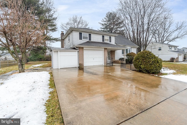 view of front property featuring a garage