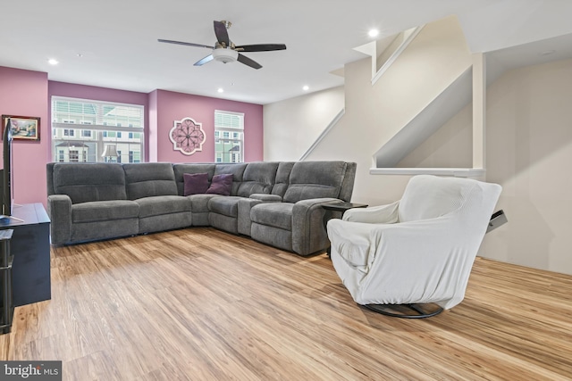 living area featuring light wood-style flooring, a ceiling fan, and recessed lighting