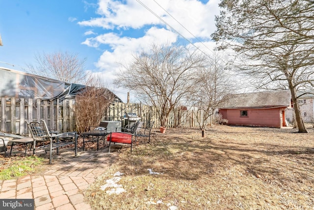 view of yard with an outbuilding